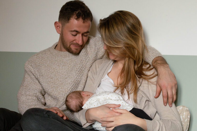 Photo d'un couple avec un nouveau né