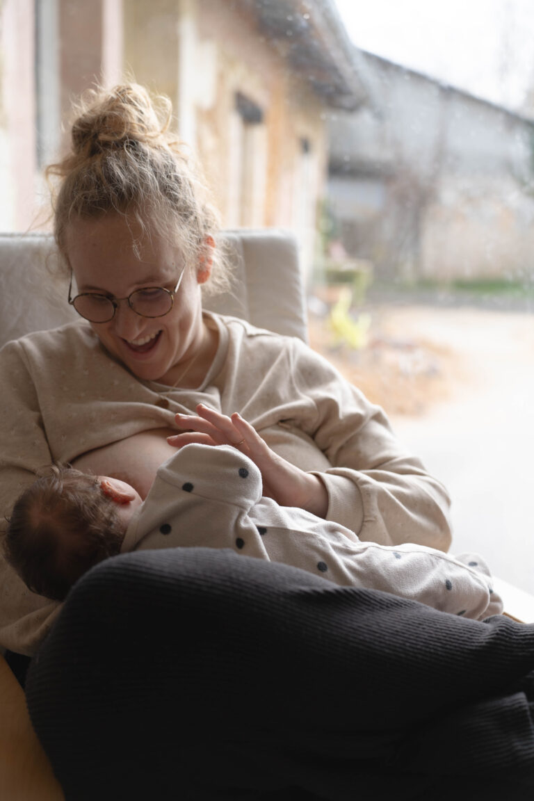 Photo d'une maman allaitant son nouveau né