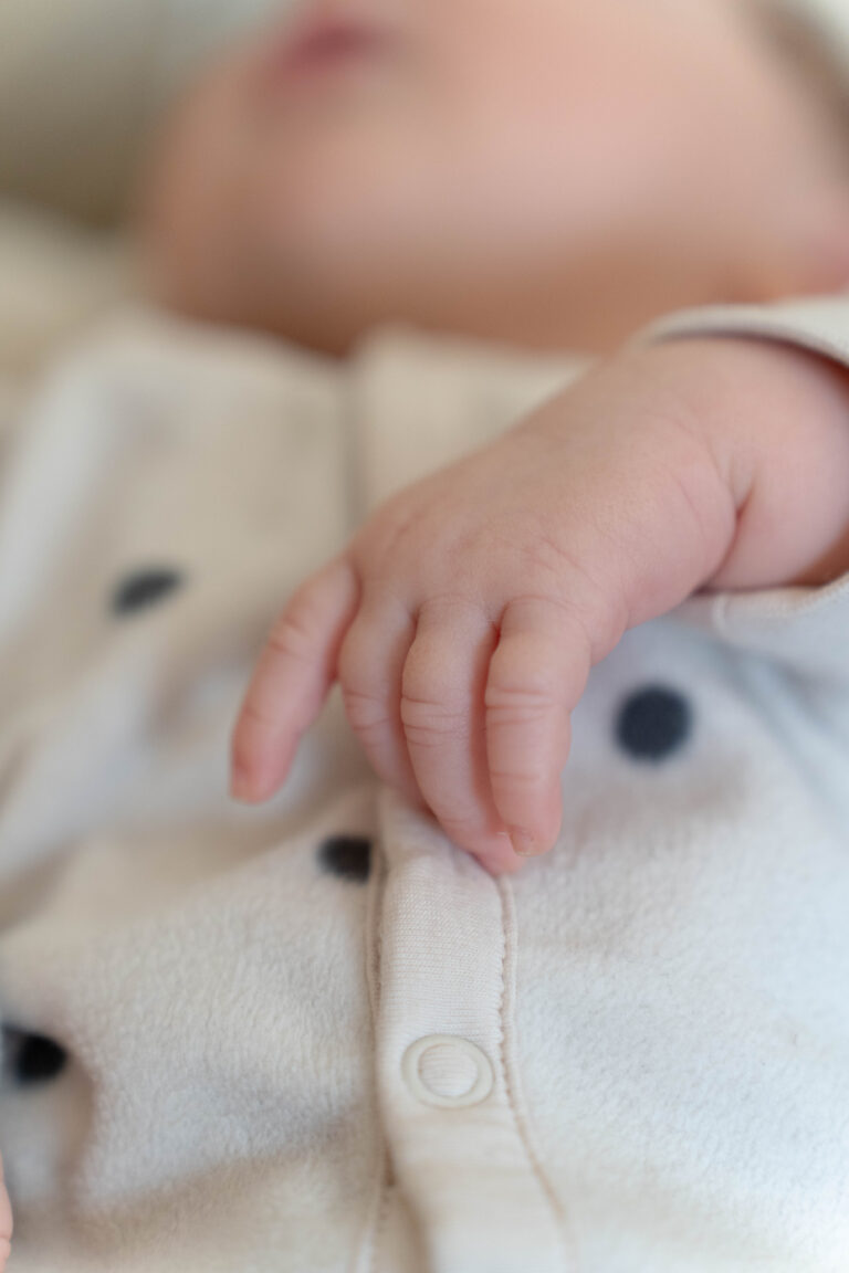 Photo de la main d'un bébé