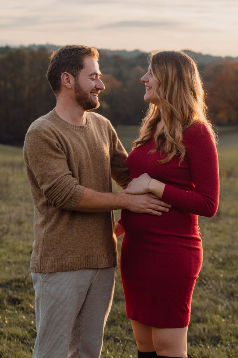 Couple lors d'une séance photo grossesse