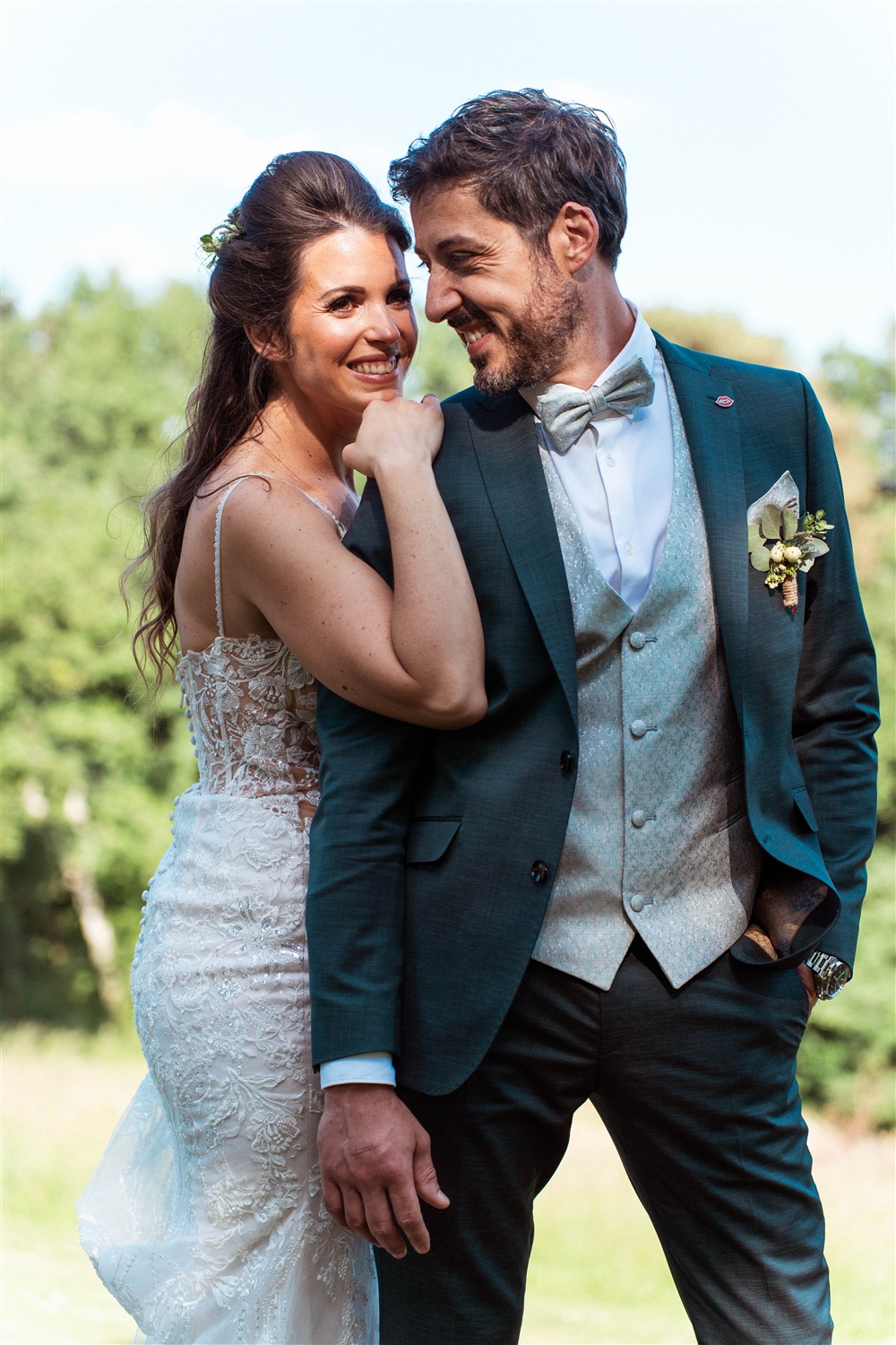 Mariés qui rigolent pendant séance avec un photographe de mariage