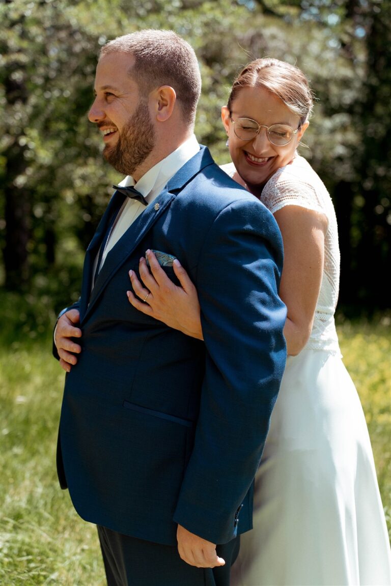 Marié dans une foret avec un photographe de mariage