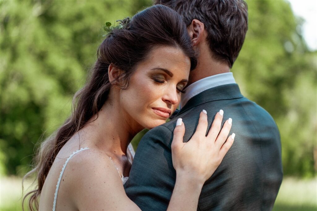 Mariés qui s'enlacent tendrement