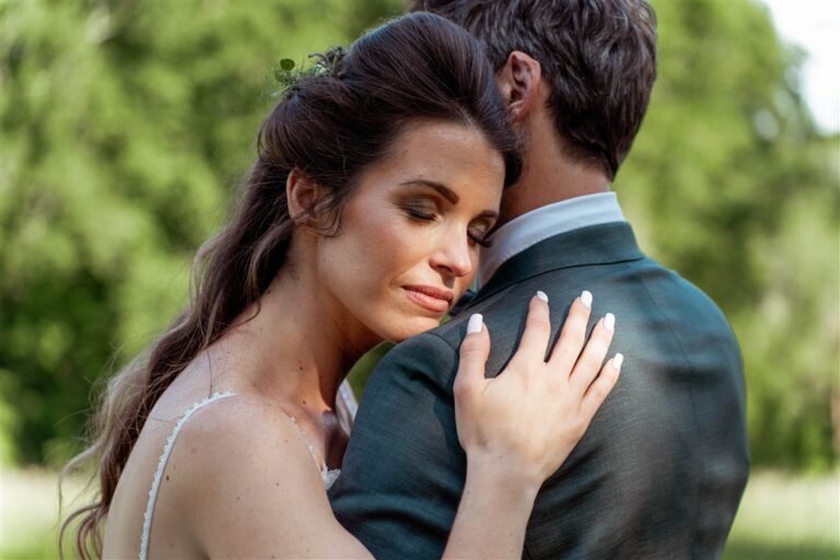 Mariés qui s'enlacent tendrement